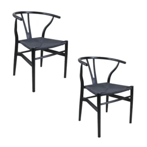 Pack de 2 sillas Wishbone color negro, con asiento tejido.